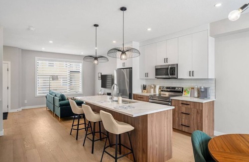 Banff Trail House | 2 King Bed | Garage | Min to UofC | NEW