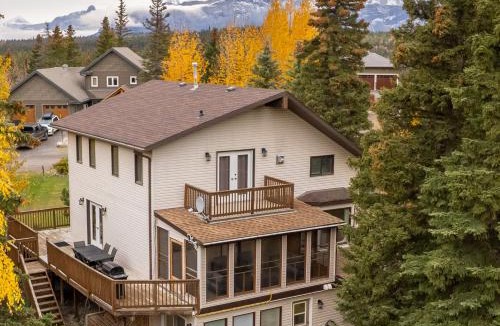 Jasper East Ski Chalet | 2 minute Drive to Jasper National Park