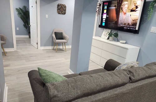 Durham Region Apartment | 2 minutes from Nebs! Chic North Oshawa King Bedroom Unit with Separate Entrance.
