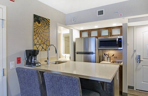 Vaughan Apartment | 2 Queen 1BR Suite w/Full Kitchen | Free Breakfast