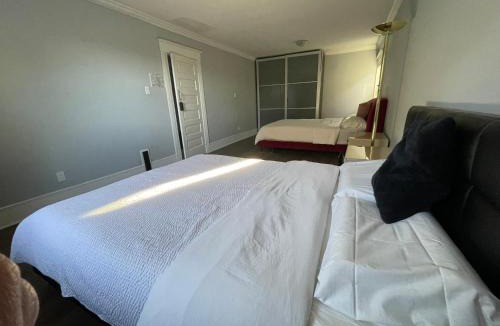 Downtown Eastside House | 2 queen Beds Over 330 sq ft