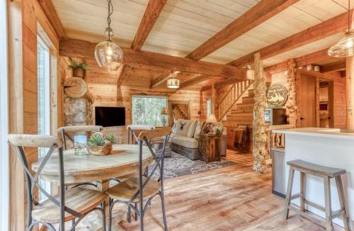 Rhododendron House | 2-story mountain cabin with loft and fireplace deck streaming washer&dryer
