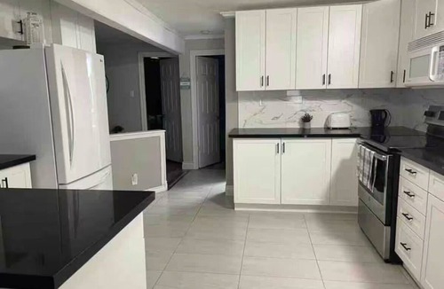 Wasaga Beach House | 20 minutes to Blue Mountain/games room
