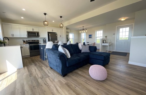 Anglo Rustico Cottage | 20% off August dates - Only a 5 Minute Walk From Beautiful North Shore Beach