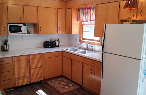 Raymond House | 20 steps to private sandy beach, new whole house AC, last week avail July 11-18