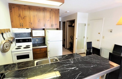 Okanagan-Similkameen Apartment | 223/224 Apex Inn. Ski in/out Apex Resort. Sleeps 8 with kitchen and 2 bathrooms.