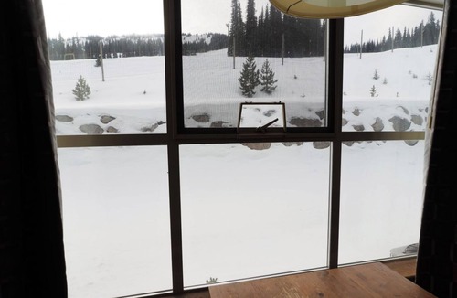 Okanagan-Similkameen Apartment | 223/224 Apex Inn. Ski in/out Apex Resort. Sleeps 8 with kitchen and 2 bathrooms.