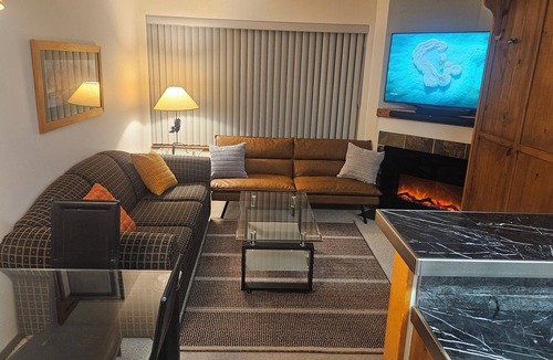 Okanagan-Similkameen Apartment | 223/224 Apex Inn. Ski in/out Apex Resort. Sleeps 8 with kitchen and 2 bathrooms.