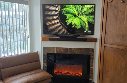 Okanagan-Similkameen Apartment | 223/224 Apex Inn. Ski in/out Apex Resort. Sleeps 8 with kitchen and 2 bathrooms.