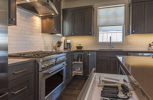 Bend House | 24-hr staff ~ Group friendly ~ close to nature + downtown ~ wifi ~ W/D ~ Bend