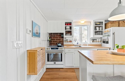 Yarmouth House | 2BR/1BA Yarmouth Village Cottage, Pet-Friendly