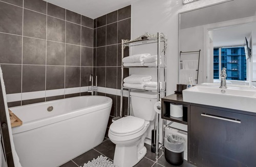Crosstown Condo | 2BR Gastown Downtown Vancouver close to everything