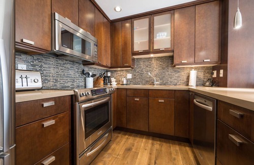 Blueberry Hill Condo | 2BR | Greyhawk | Hot Tub & Sauna | Gas Fireplace | Secure Parking