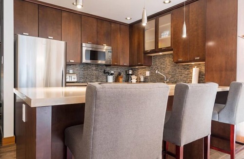 Blueberry Hill Condo | 2BR | Greyhawk | Hot Tub & Sauna | Gas Fireplace | Secure Parking