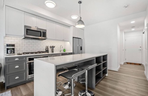 Kensington Apartment | 2BR | Mins to Saddledome | AC | UG Park