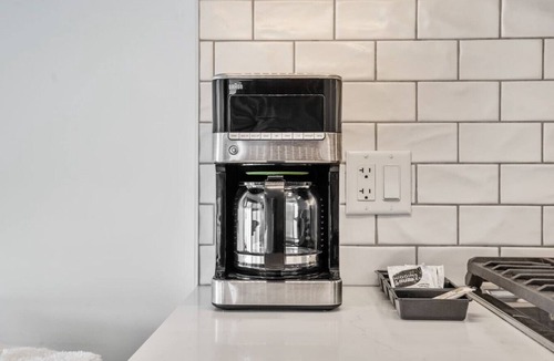 Kensington Apartment | 2BR | Mins to Saddledome | AC | UG Park