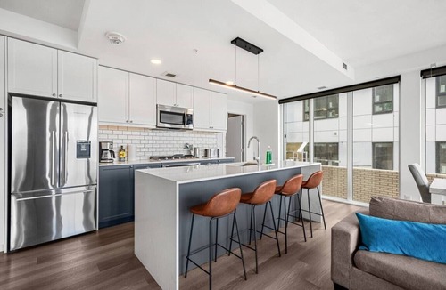 Kensington Apartment | 2BR | UG Park | AC | Mins to Saddledome
