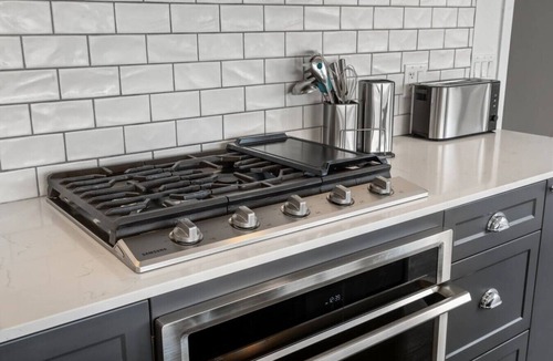 Kensington Apartment | 2BR | UG Park | AC | Mins to Saddledome
