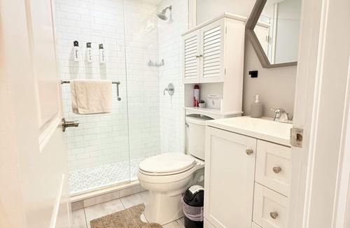 Mississauga House | 2BR Walkout Suite | 2 Parking | Pool | Walk to GO