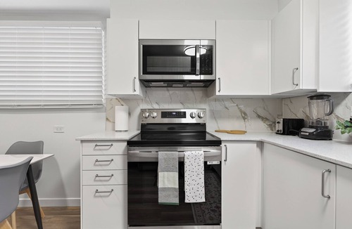 Rosslyn House | 2BR | Warm | King Bed | Downtown | Expo Centre | Roger's Place