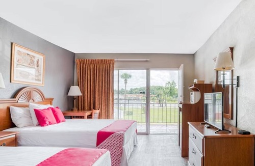 Silver Springs Hotel | 3 Accommodations for Family Stays with Free Parking and Outdoor Swimming Pool