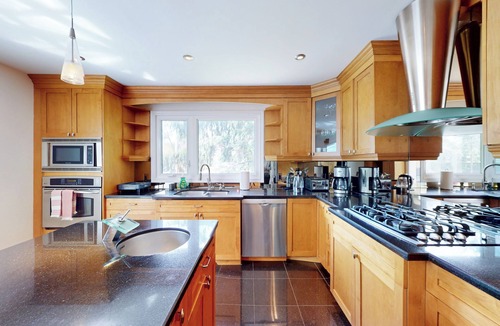 Thornhill House | 3 Acre Tranquil Estate Retreat with Pool & Pond