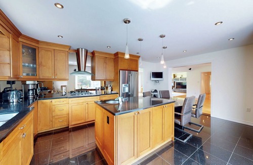 Thornhill House | 3 Acre Tranquil Estate Retreat with Pool & Pond