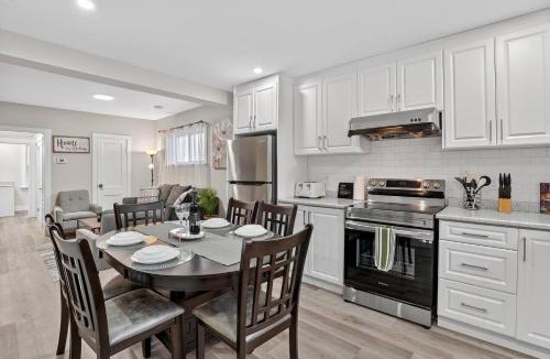 Kitchener House | 3 BD Suite Walk to Downtown Bonus Room for Work or Kids