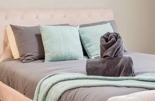Sunnyside Apartment | 3 BDR in Kensington Sunnyside near DT, Bow River, Peace Bridge