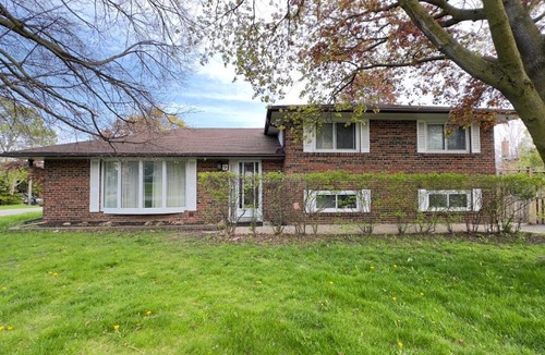 Woburn House | 3 Bed 2 Bath Bungalow, Walk to Bus, 30 min to Downtown