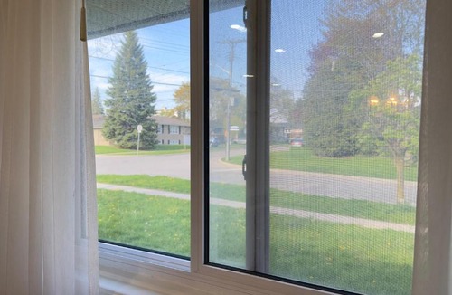 Woburn House | 3 Bed 2 Bath Bungalow, Walk to Bus, 30 min to Downtown