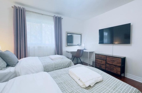 Woburn House | 3 Bed 2 Bath Bungalow, Walk to Bus, 30 min to Downtown