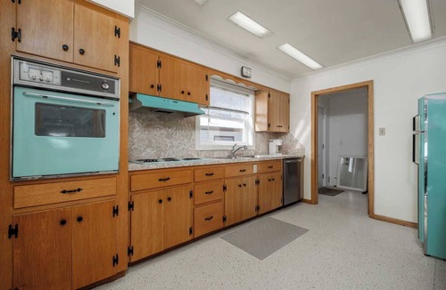 Waterford Valley House | 3 Bed 2 Bath Retro-Chic w/Bright Modern Comforts by Doligold Property Management