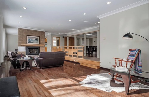 Waterford Valley House | 3 Bed 2 Bath Retro-Chic w/Bright Modern Comforts by Doligold Property Management