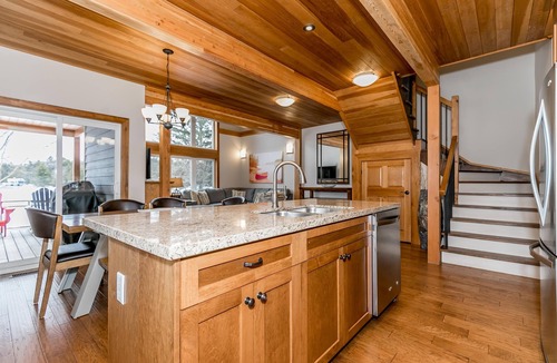 Muskoka Lakes Villa | 3 + bed 2 bath Villa on Lake Muskoka