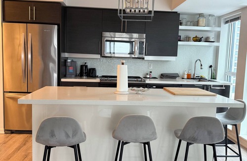 Old Town Apartment | 3 Bed Downtown Condo | Airy & Modern