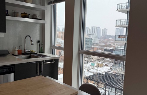 Old Town Apartment | 3 Bed Downtown Condo | Airy & Modern