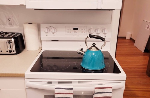 Southwest Edmonton House | 3 Bedroom 10min Walk to the UofA/Hospital.