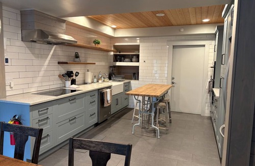 Brinnon Cabin | 3-bedroom apartment, beautiful marina views in Brinnon w/pool & hot tub access