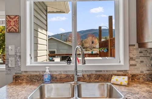 Vernon House | 3 bedroom house with 3 bath