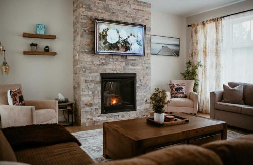 Dwight Ski Chalet | 3 Bedroom Modern Muskoka Retreat with King Bed and Hot Tub
