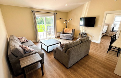 Stanley Bridge House | 3-Bedroom Suite with Outdoor Hot Tub