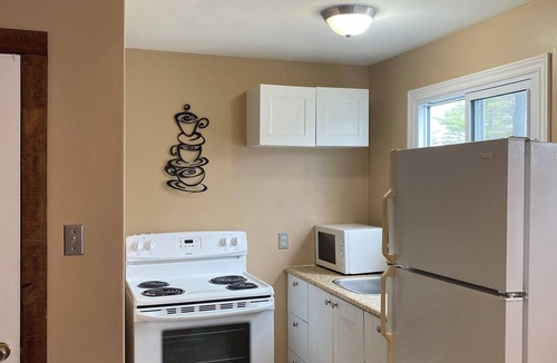 Wasaga Beach Cottage | 3-bedroom Wasaga Beach Walk to beach Free Parking Free Wifi