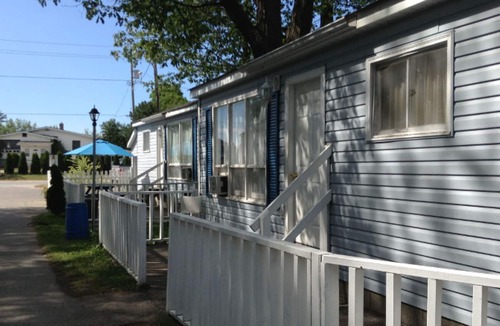 Wasaga Beach Cottage | 3-bedroom Wasaga Beach Walk to beach Free Parking Free Wifi
