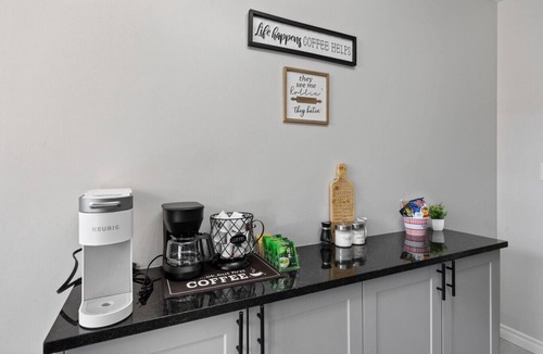 Walkerville Apartment | 3 Bedrooms, 2 Kitchens & 2 Bathrooms—Perfect for Groups