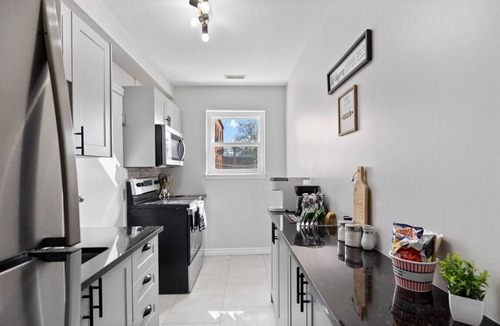 Walkerville Apartment | 3 Bedrooms, 2 Kitchens & 2 Bathrooms—Perfect for Groups