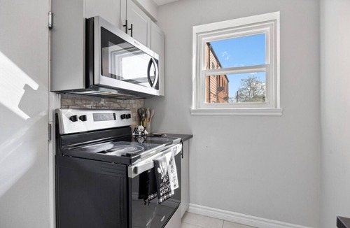 Walkerville Apartment | 3 Bedrooms, 2 Kitchens & 2 Bathrooms—Perfect for Groups