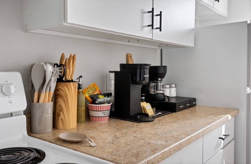 Walkerville Apartment | 3 Bedrooms, 2 Kitchens & 2 Bathrooms—Perfect for Groups