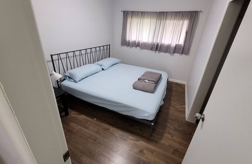 Highland Park House | 3 Bedrooms house right on bus stop and close to all attractions