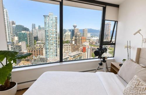 Crosstown Apartment | 3-Bedrooms premium apartemnt with stunning 180 water, mountain and city view Pool Hot Tub and Gym Heart of Downtown Skytrain 3mins walk to NEARBY STADIUM